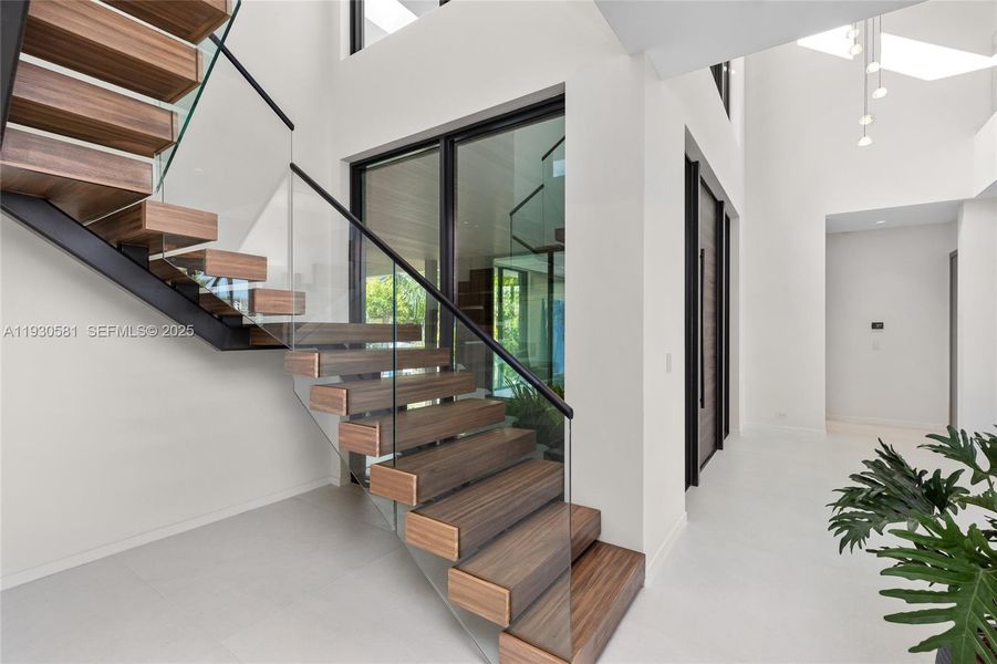 Exterior details and patio area of a home in , Fort Lauderdale (Image 28).