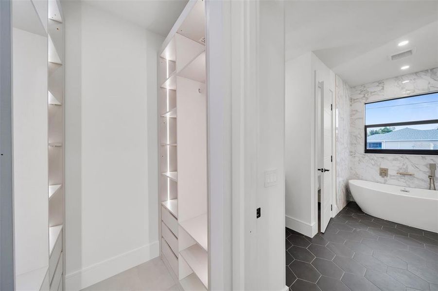 Spacious, unfurnished interior of a new home in , Cape Coral (Image 44).