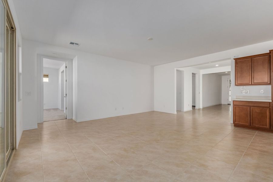 Spacious, unfurnished interior of a new home in Bella Vista Farms, San Tan Valley (Image 10).