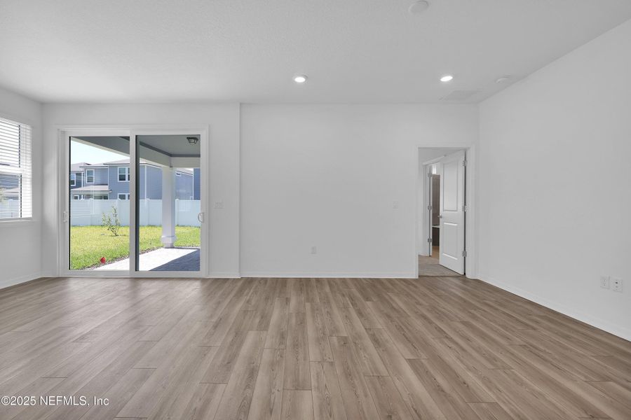 Spacious, unfurnished interior of a new home in Murray Farms, Middleburg (Image 17).