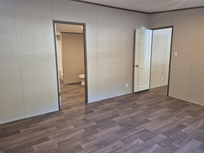 Spacious, unfurnished interior of a new home in , Walterboro (Image 9).