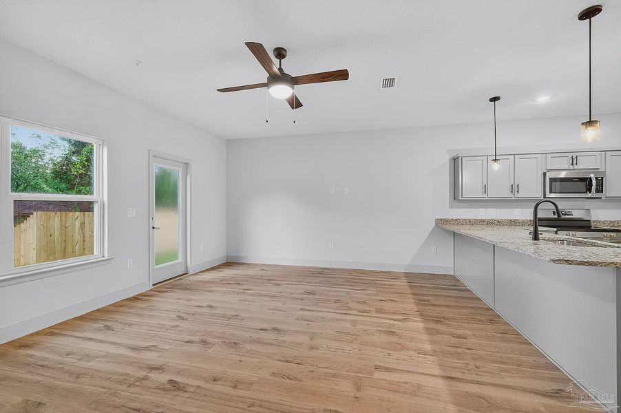 Spacious, unfurnished interior of a new home in Cypress Hollow, Pensacola (Image 13).