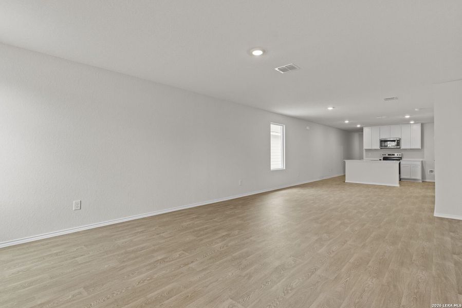 Spacious, unfurnished interior of a new home in Spring Valley, New Braunfels (Image 21).