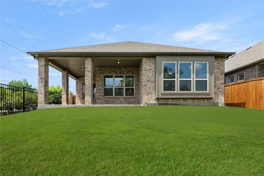 Exterior details of a home in Creek Valley Estates, Rowlett (Image 3).