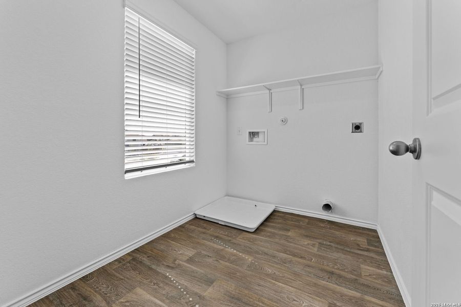 Spacious, unfurnished interior of a new home in Avenida, Converse (Image 14).