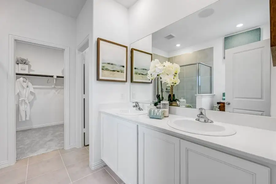 Furnished interior view inside a new home in Madero 50s, Fort Worth (Image 4).