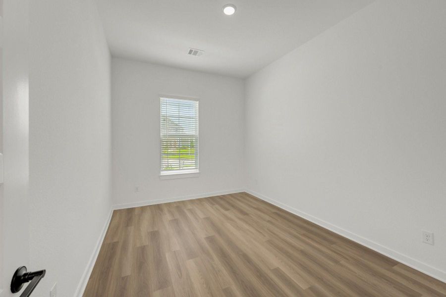 Spacious, unfurnished interior of a new home in Miller's Pond, Rosenberg (Image 24).