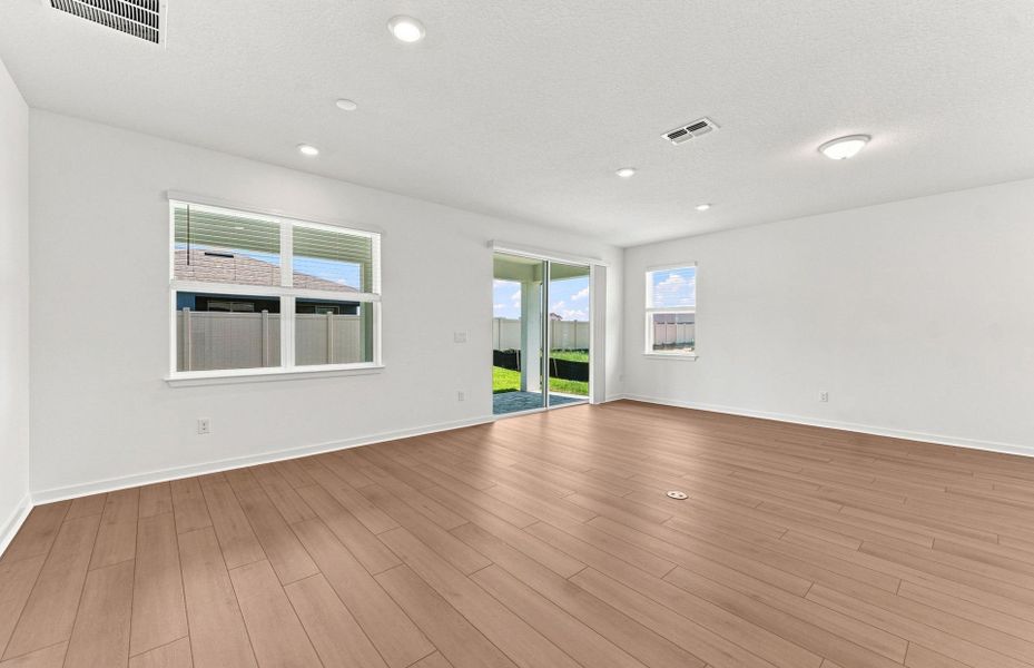 Spacious, unfurnished interior of a new home in Vida's Way, Wesley Chapel (Image 14).