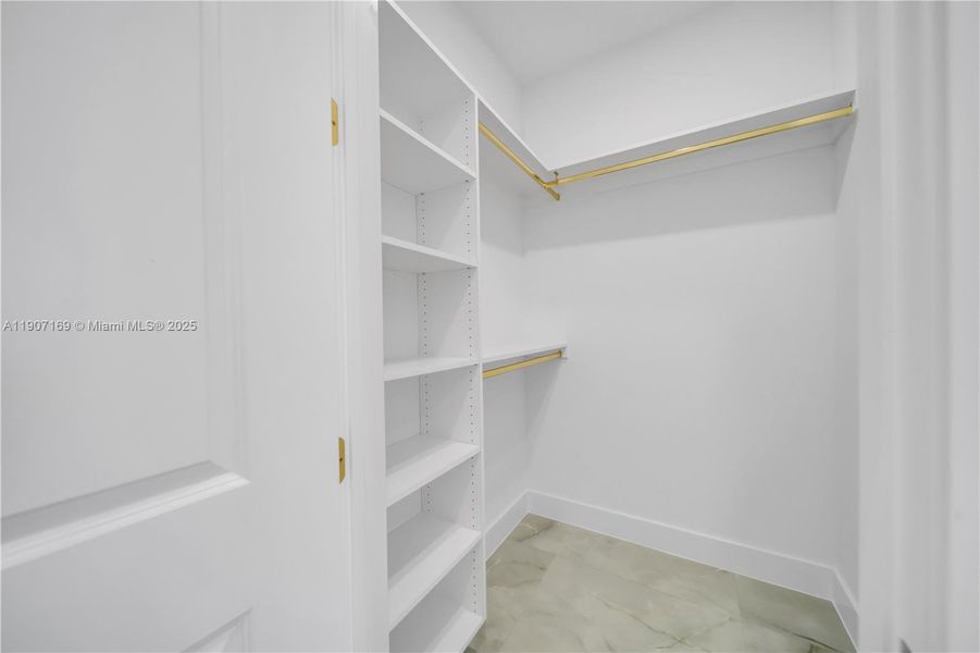 Spacious, unfurnished interior of a new home in , Cape Coral (Image 12).