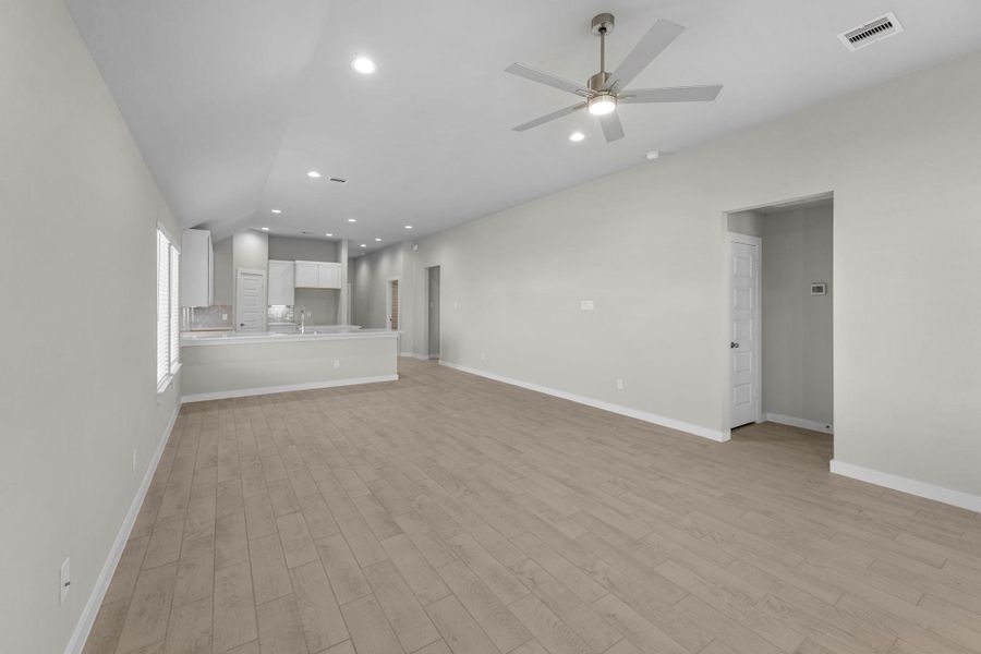 Spacious, unfurnished interior of a new home in Sunterra Lakes, Fulshear (Image 22).