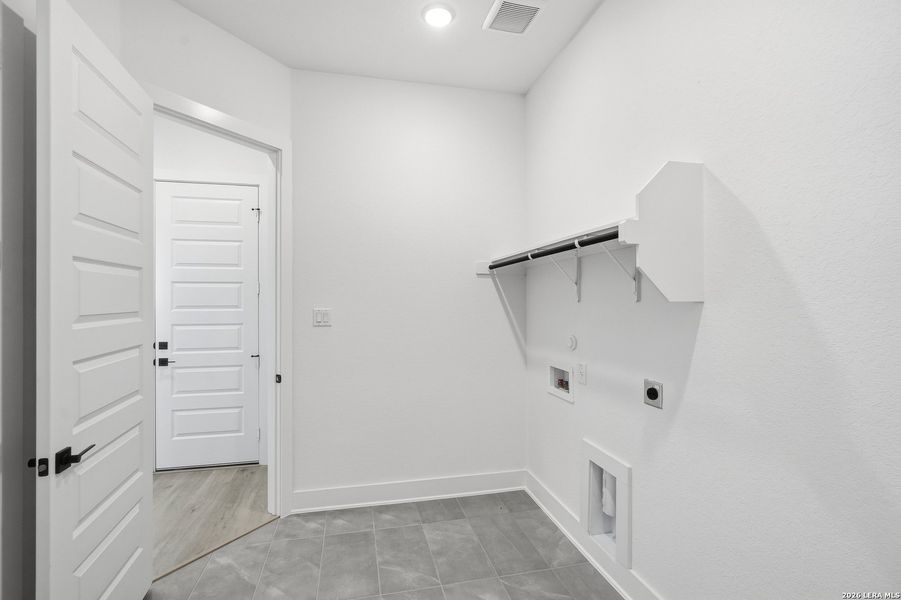 Spacious, unfurnished interior of a new home in Prominence Urban, San Antonio (Image 30).