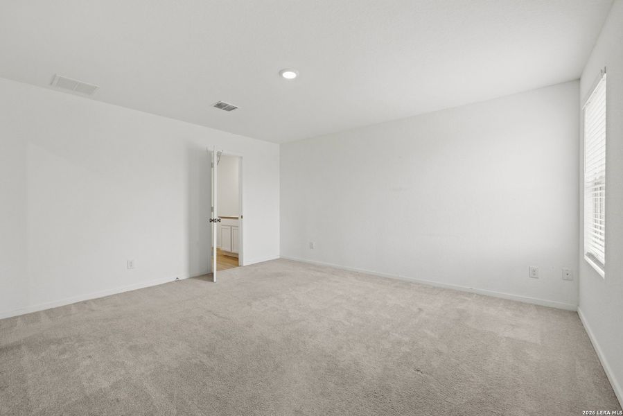 Spacious, unfurnished interior of a new home in Friendship Oaks, Fredericksburg (Image 13).