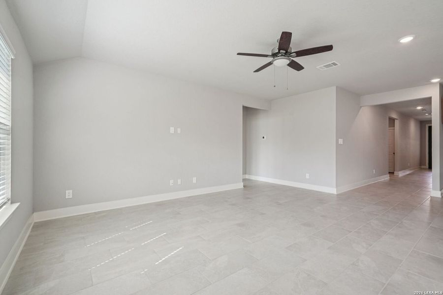 Spacious, unfurnished interior of a new home in Estancia Ranch - Classic Series, San Antonio (Image 25).