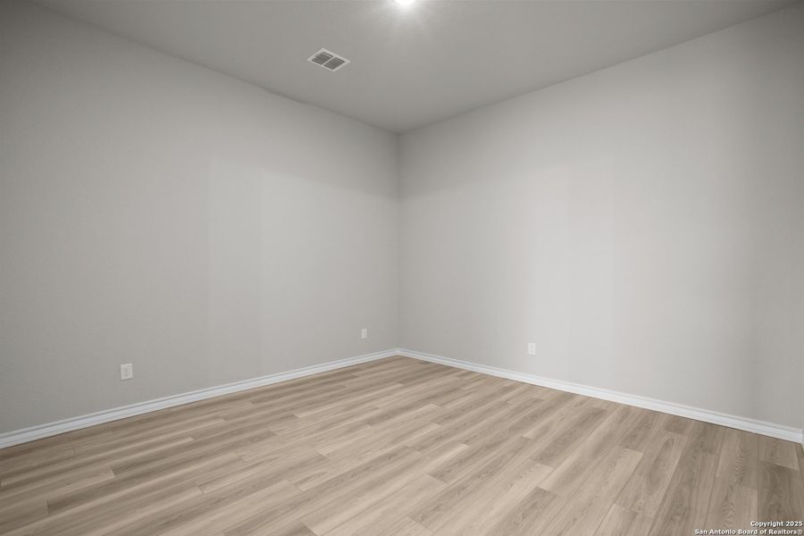 Spacious, unfurnished interior of a new home in Potranco Oaks, Castroville (Image 7).