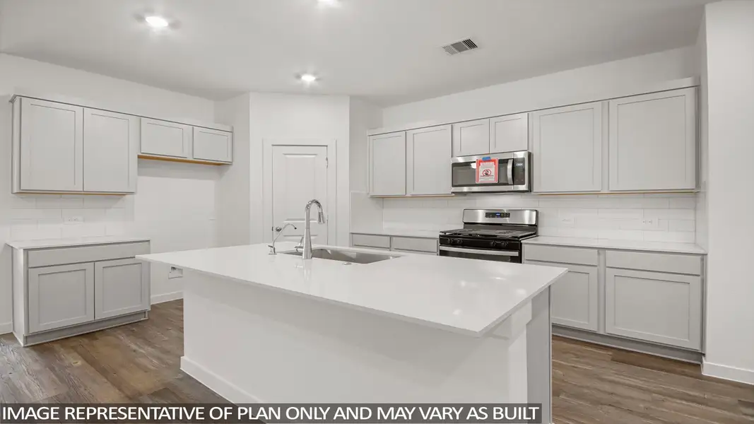 Furnished interior view inside a new home in Silverthorne, Conroe (Image 4). Furnished interior view inside a new home in Silverthorne, Conroe (Image 4).