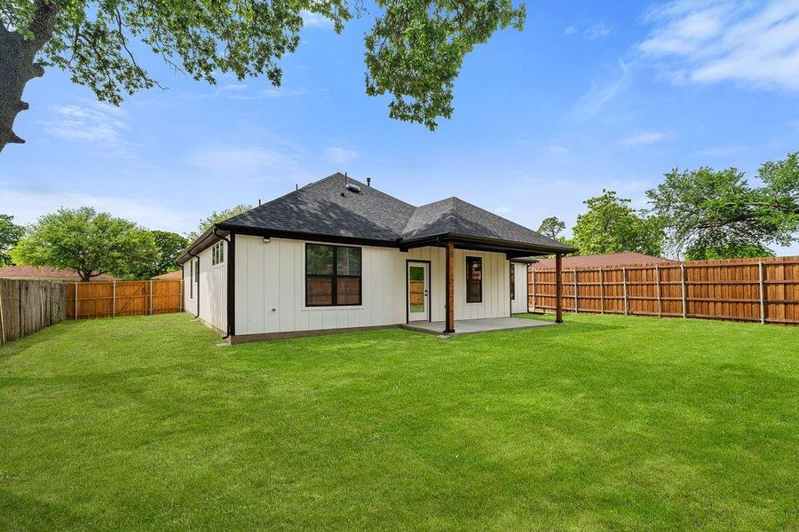 Exterior details and patio area of a home in , Dallas (Image 22).