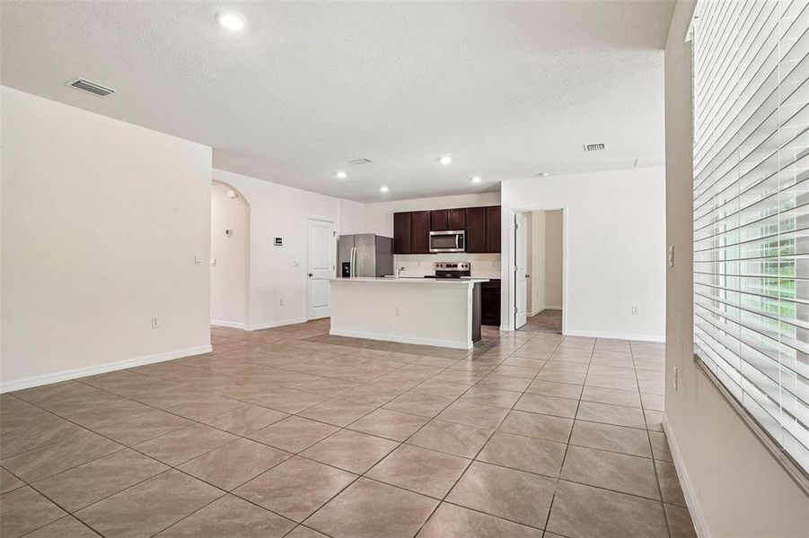 Spacious, unfurnished interior of a new home in Lake Diamond, Ocala (Image 19).