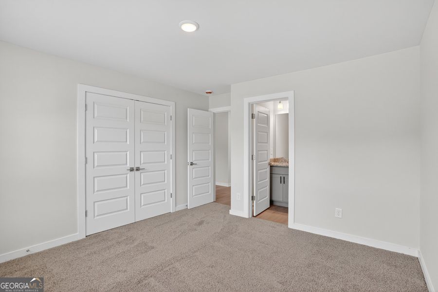 Spacious, unfurnished interior of a new home in The Fairways at Mirror Lake, Villa Rica (Image 24).