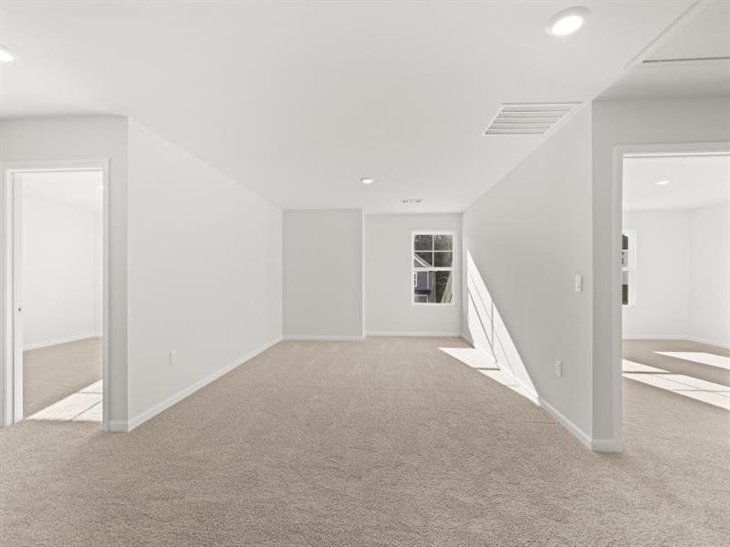 Spacious, unfurnished interior of a new home in Falcon Landing, Gainesville (Image 10).