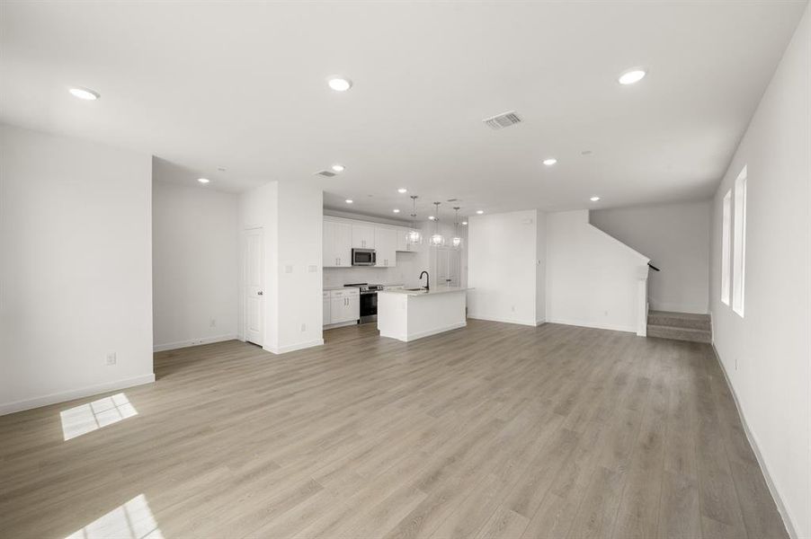 5712 Lakeview- Living Room-2