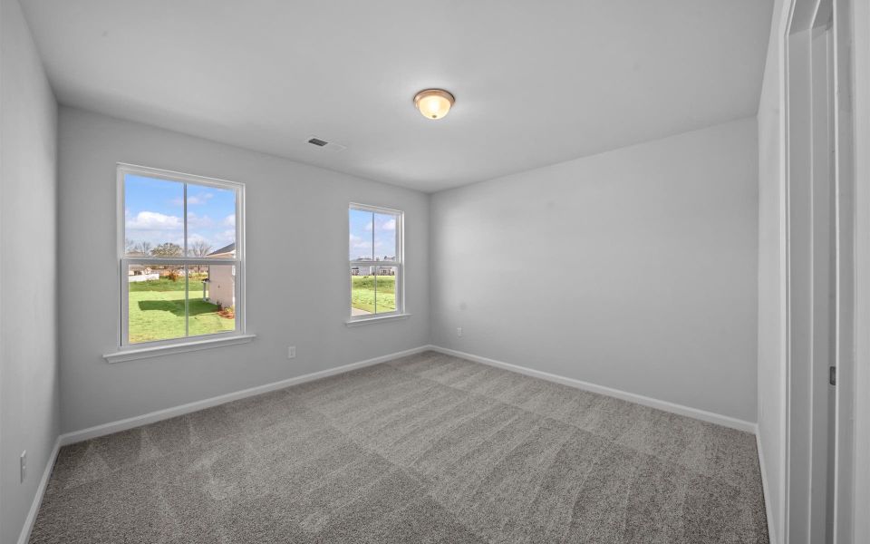Spacious, unfurnished interior of a new home in Fox Hollow, Spartanburg (Image 32).