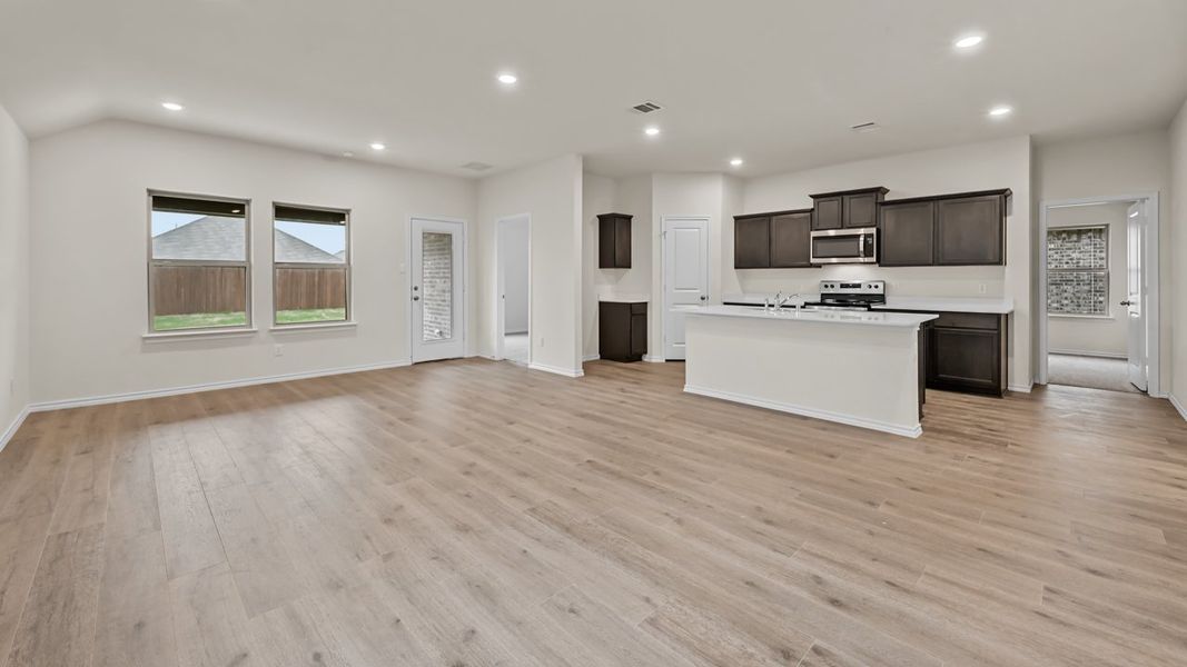 Spacious, unfurnished interior of a new home in Forestbrook Estates, Paris (Image 4).