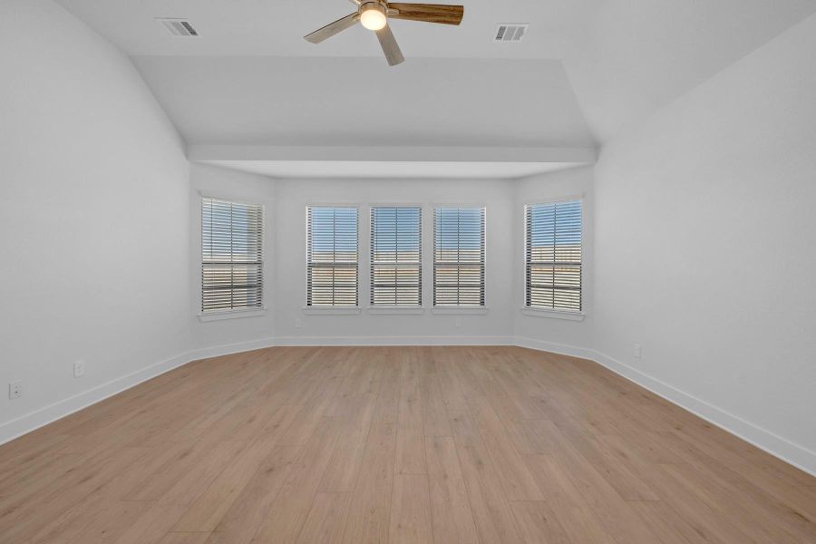 Spacious, unfurnished interior of a new home in Lone Star Landing, Montgomery (Image 28).