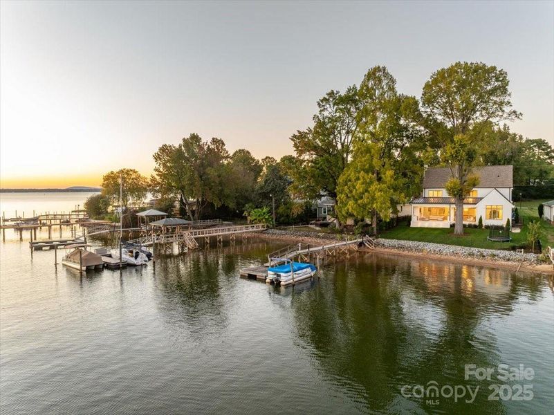 You'll love being right off main channel water with big views and your own PRIVATE dock/pier. You'll love being right off main channel water with big views and your own PRIVATE dock/pier.