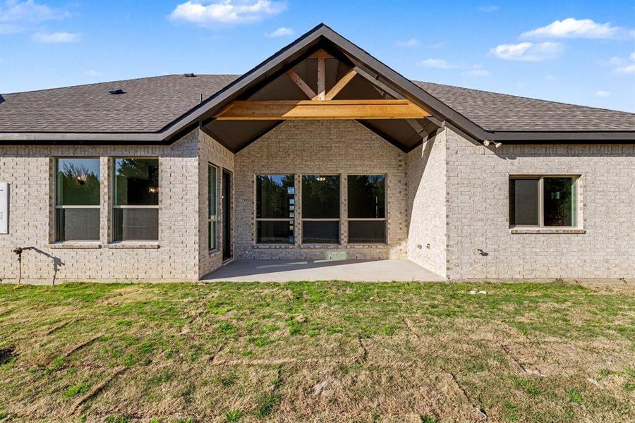 Exterior details and patio area of a home in Sagebrush Addition, Midlothian (Image 4).