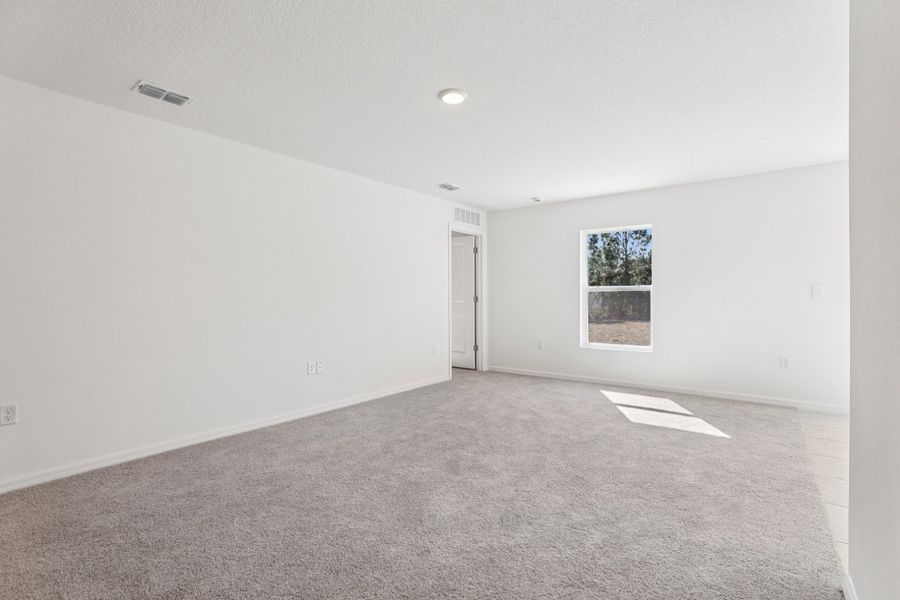 Spacious, unfurnished interior of a new home in Vero Lake Estates, Vero Beach (Image 13).
