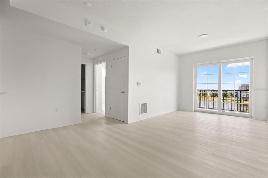 Spacious, unfurnished interior of a new home in , Orlando (Image 25).