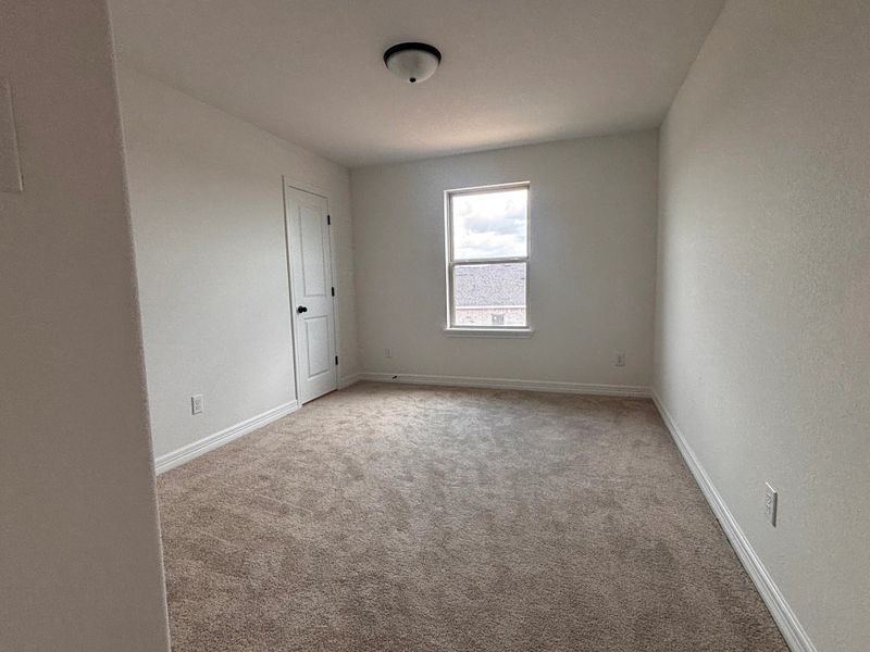Spacious, unfurnished interior of a new home in Ashland, Angleton (Image 10).