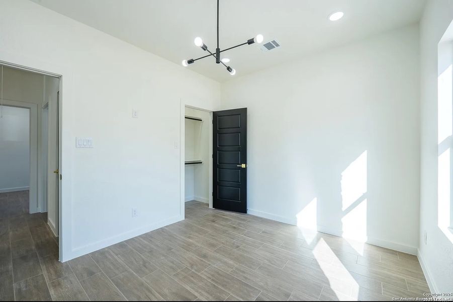 Spacious, unfurnished interior of a new home in , La Vernia (Image 8).