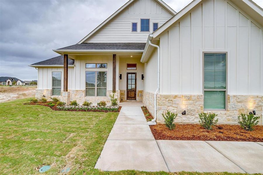 View of front facade featuring a front lawn