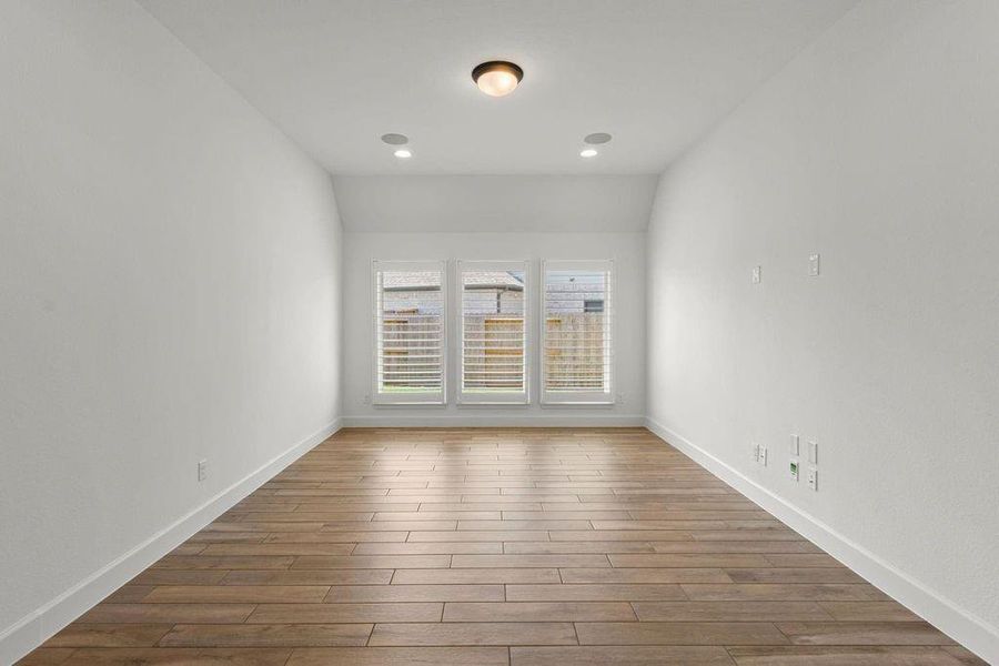 Spacious, unfurnished interior of a new home in Riceland, Mont Belvieu (Image 35).