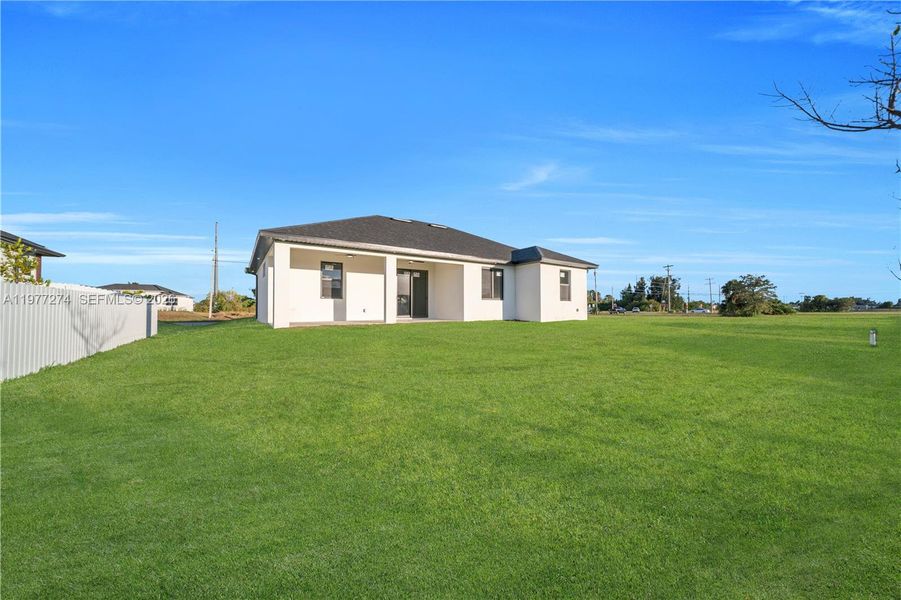 Exterior details and patio area of a home in , Cape Coral (Image 31).