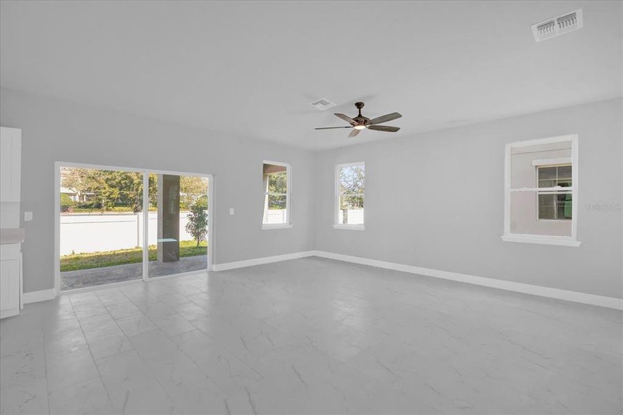 Spacious, unfurnished interior of a new home in , Casselberry (Image 7).