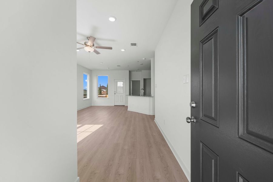 Spacious, unfurnished interior of a new home in South Fork, Waco (Image 5). Spacious, unfurnished interior of a new home in South Fork, Waco (Image 5).