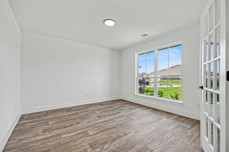 Spacious, unfurnished interior of a new home in , Angleton (Image 14).