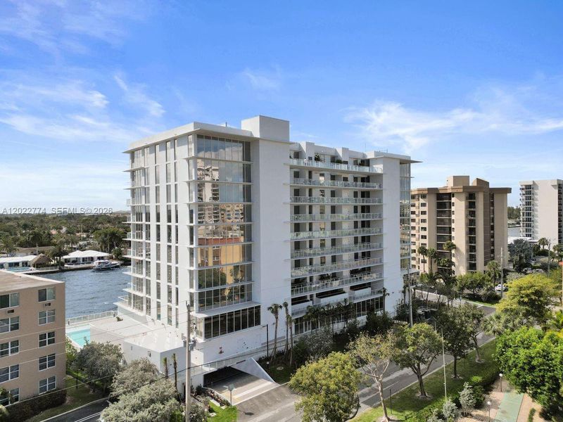 Condo located in Pompano Beach, FL showcasing its design and architecture (Image 4).
