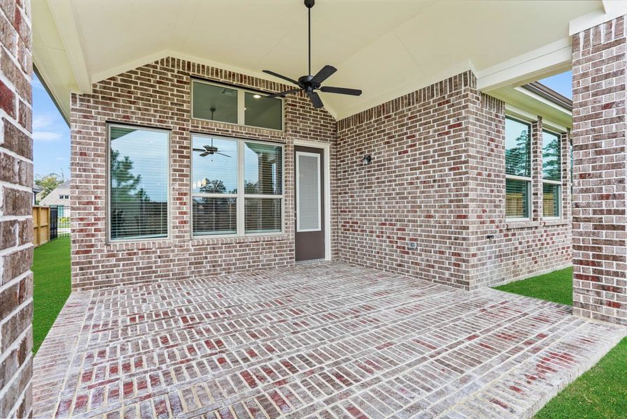 Exterior details and patio area of a home in Brookewater, Rosenberg (Image 23).