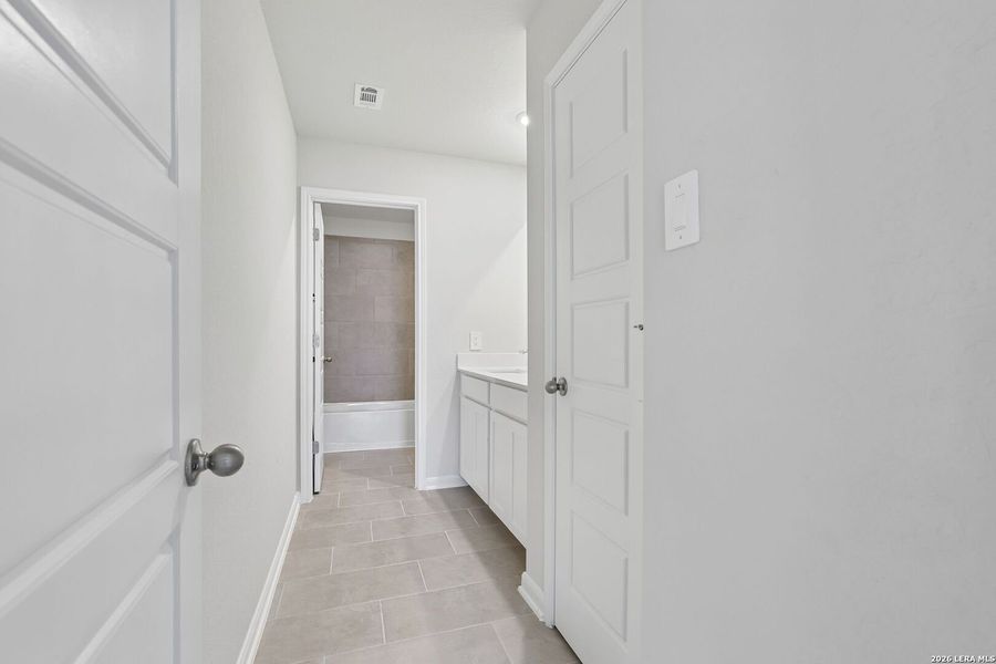 Spacious, unfurnished interior of a new home in Thomas Pond, San Antonio (Image 41).