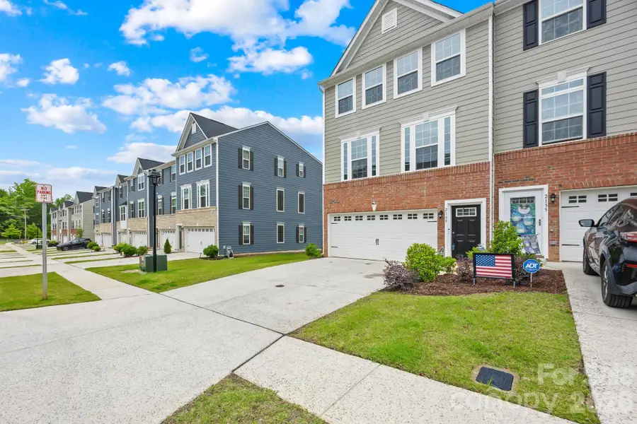 3-story walk-out, end unit!