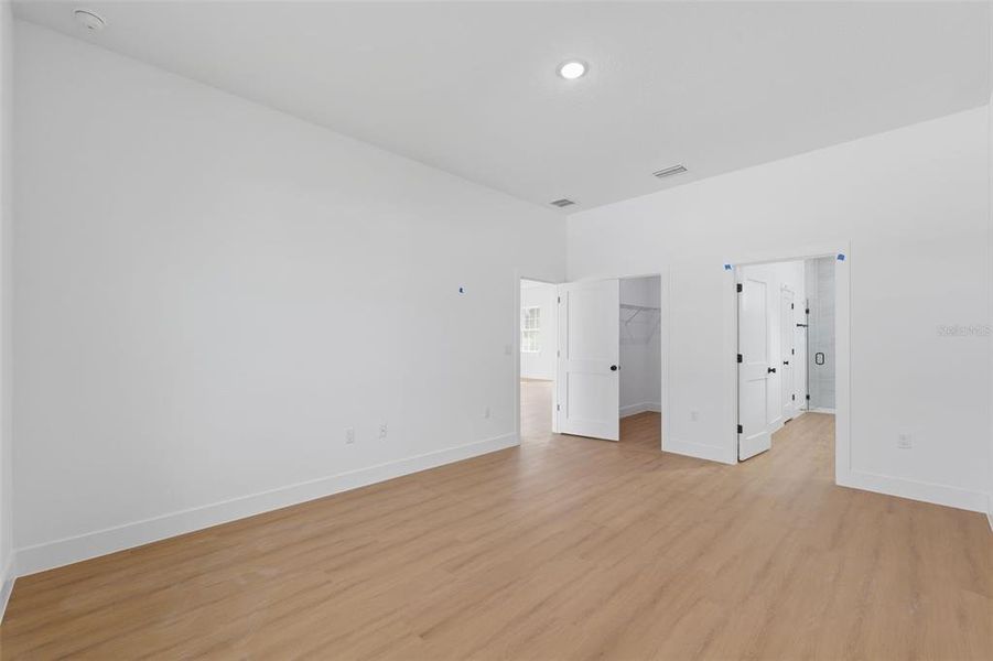 Spacious, unfurnished interior of a new home in , Ocala (Image 25).