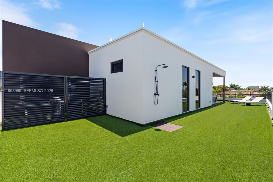 Exterior details and patio area of a home in , Fort Lauderdale (Image 18).