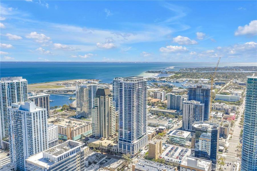 Condo located in St. Petersburg, FL showcasing its design and architecture (Image 5).