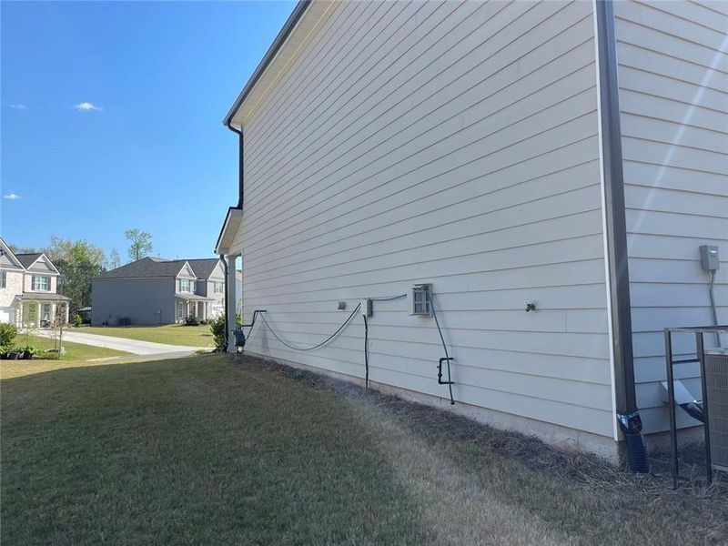 Exterior details and patio area of a home in Autumn Brook, Austell (Image 15).