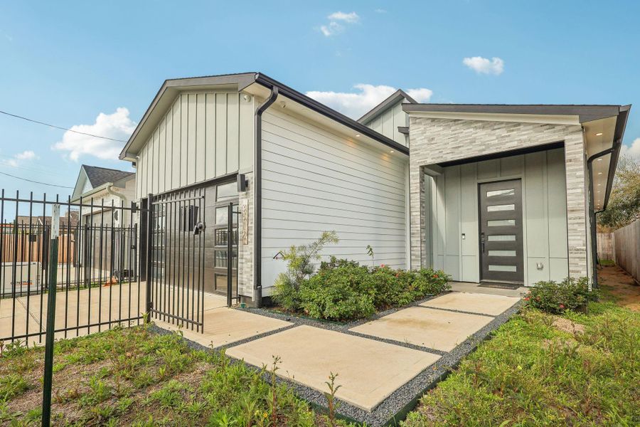 Exterior details and patio area of a home in , Houston (Image 20). Exterior details and patio area of a home in , Houston (Image 20).