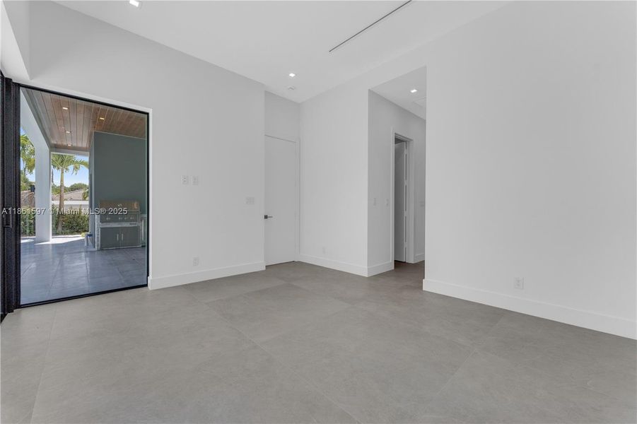 Spacious, unfurnished interior of a new home in , Pompano Beach (Image 32).