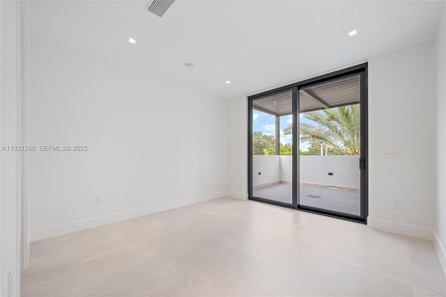 Spacious, unfurnished interior of a new home in , Miami (Image 22).